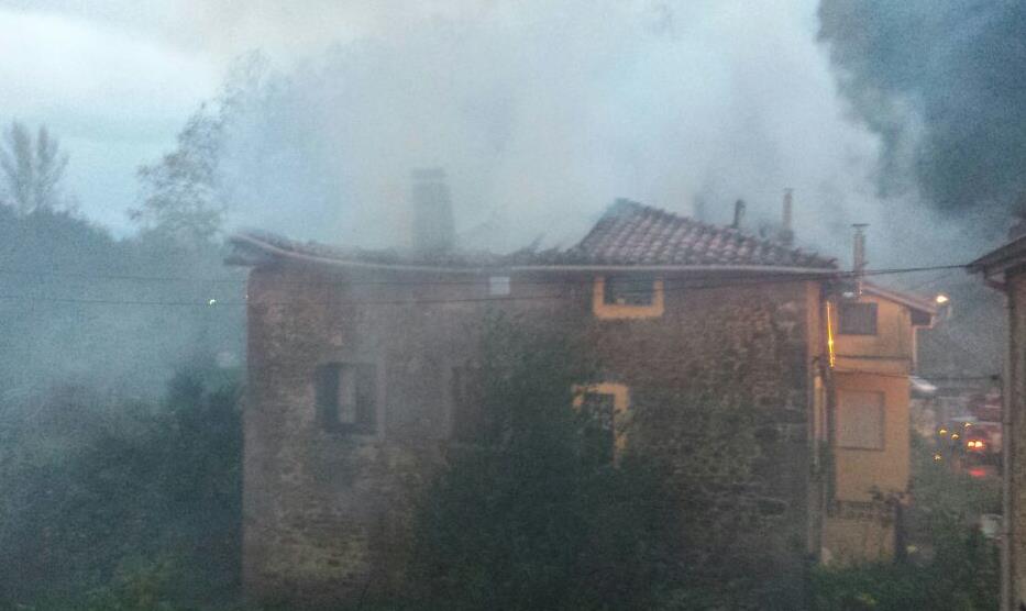  Controlado sin heridos el incendio de una vivienda en Guriezo