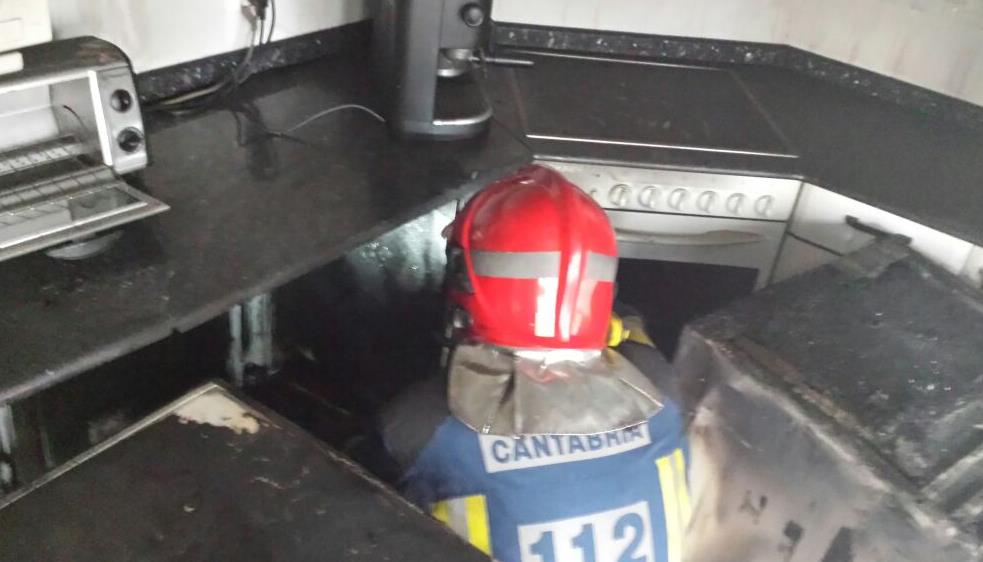  Un cortocircuito en el lavavajillas origina un incendio en una vivienda de Santoña