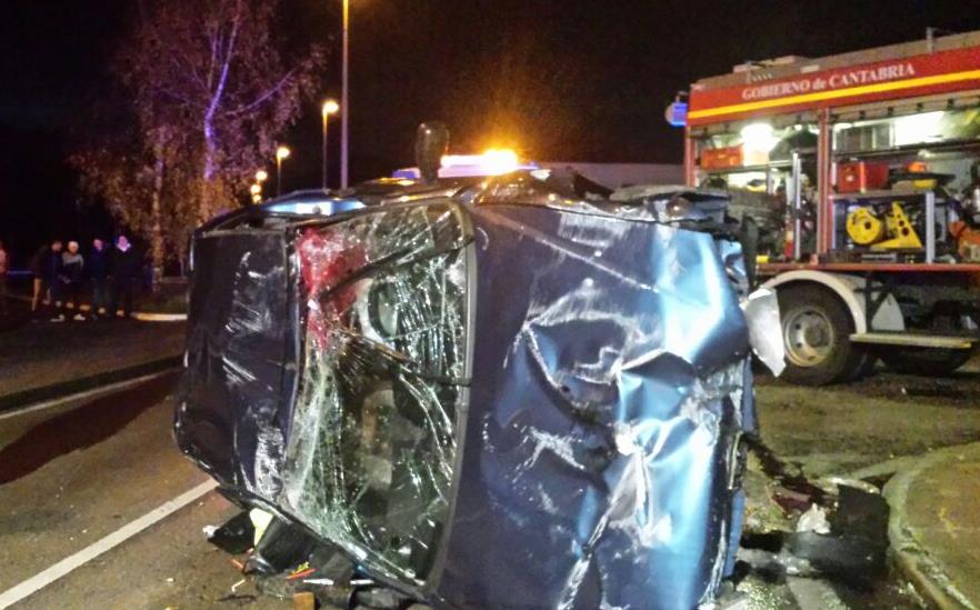  Bomberos del 112 rescatan a un hombre tras volcar su vehículo en Argoños