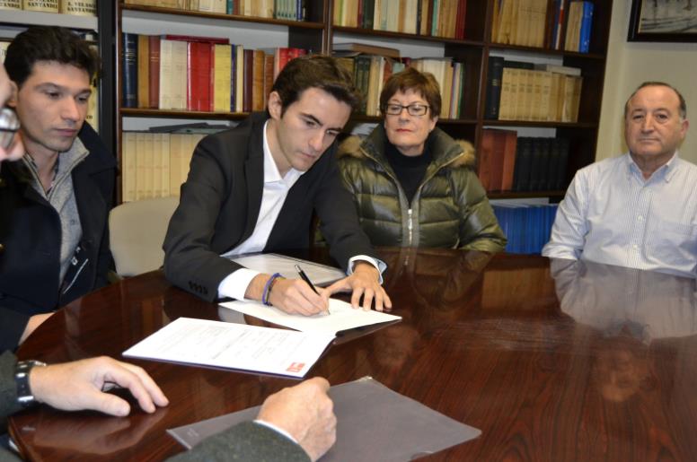  El líder del PSOE de Santander firma su declaración de la renta ante notario