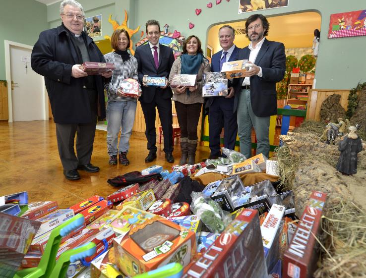  El Ayuntamiento y la Obra Social «la Caixa» entregan un centenar de juguetes a la guardería Marqués de Valterra