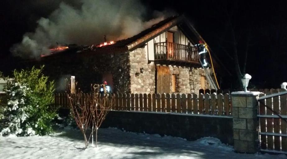  Bomberos del 112 sofocan el incendio en una vivienda de Campoo de Suso