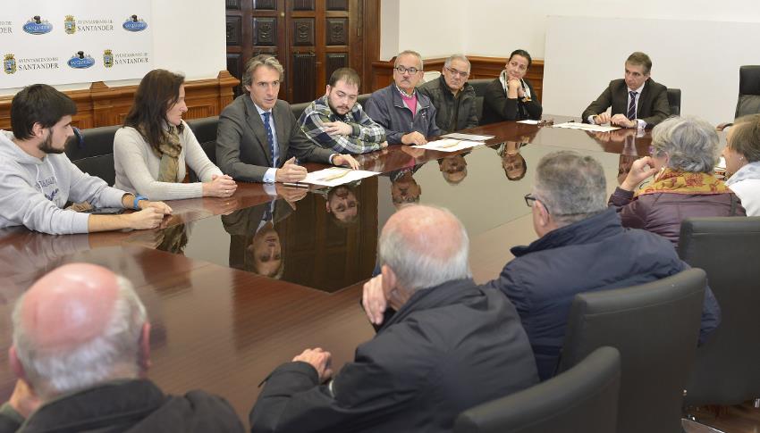  De la Serna se reúne con los representantes de las asociaciones de vecinos de Antonio López, Miralpuerto y Los Arenales