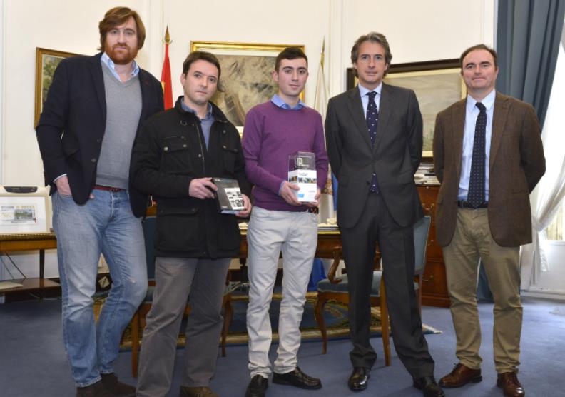  De la Serna entrega los premios a los ganadores del concurso de ideas “Santander City Brain”