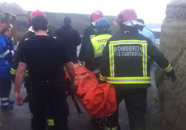  Bomberos del 112 rescatan a una joven caída en un talud de rocas en Comillas