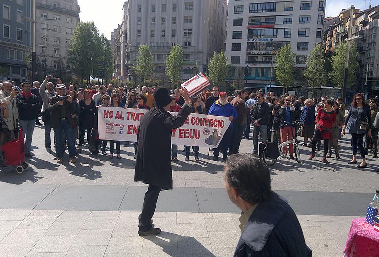  Medio centenar de personas protesta contra el Tratado Transatlántico de Comercio e Inversiones