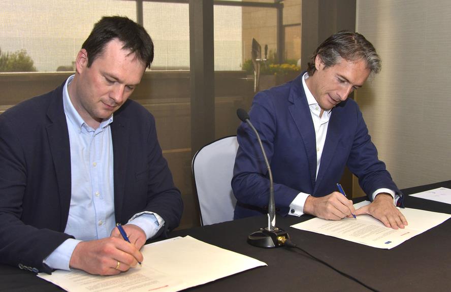  De la Serna firma el documento de Ciudadanos que garantiza su reelección