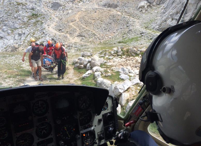  El helicóptero del Gobierno rescata a un espeleólogo con una lesión de tobillo en Picos de Europa