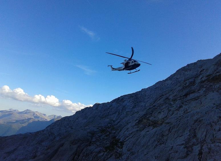  El helicóptero del Gobierno evacua a un montañero con un fuerte dolor torácico en Picos de Europa