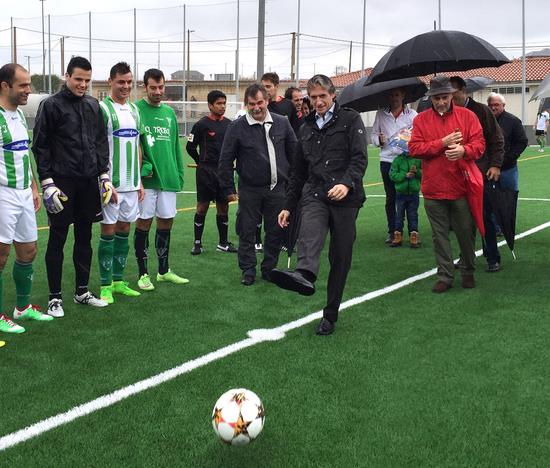  De la Serna inaugura el campo de fútbol de Cueto