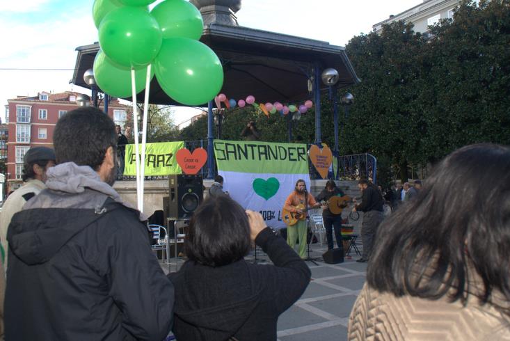  Un centenar de personas se concentra en Santander contra el cambio climático