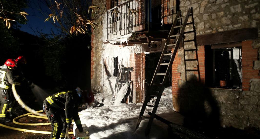  Un incendio calcina una vivienda en Ajo