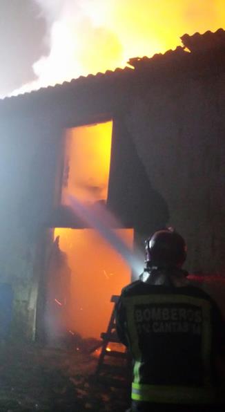 Muere una treintena de animales en el incendio de una cabaña en Bárcena de Cicero