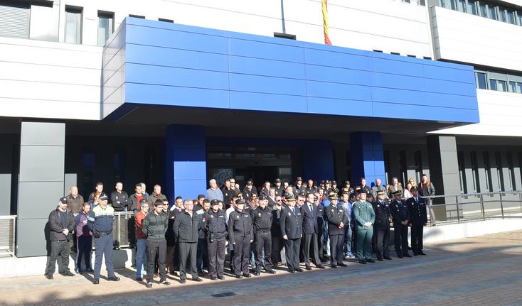  Los policías cántabros guardan un minuto de silencio en homenaje a sus compañeros asesinados en Kabul