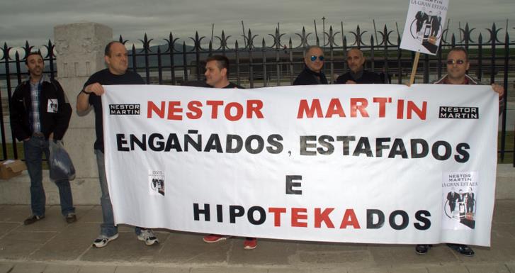 En la imagen, los trabajadores protestan en el exterior del Palacio de Festivales durante una visita de Mariano Rajoy a Santander en mayo de 2015