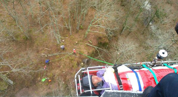  El helicóptero del Gobierno rescata a un hombre en el río Irbienza