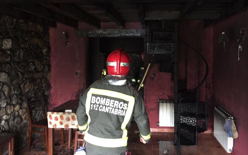 Bomberos del 112 intervienen en el incendio de una vivienda en Puente Viesgo