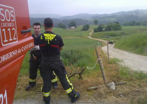 Fallece un hombre al volcar su tractor en Helgueras