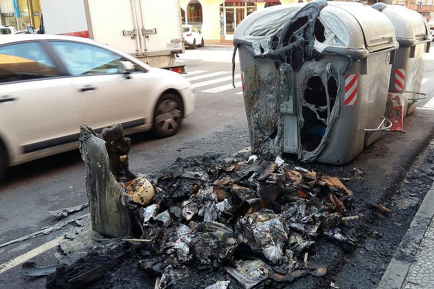 Varios contenedores incendiados en el centro de Camargo