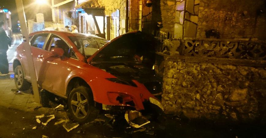 Un coche se empotró contra una vivienda en San Vicente de la Barquera / Foto: 112 Cantabria