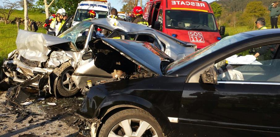 Seis heridos en una colisión frontal entre dos vehículos en Penagos