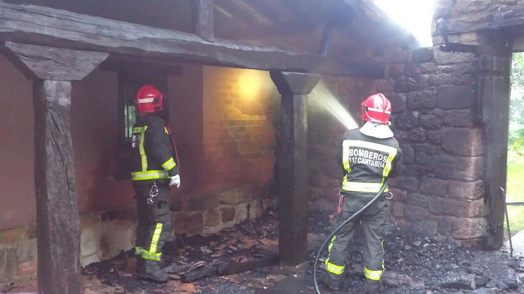 Extinguido anoche un incendio en una vivienda de Comillas