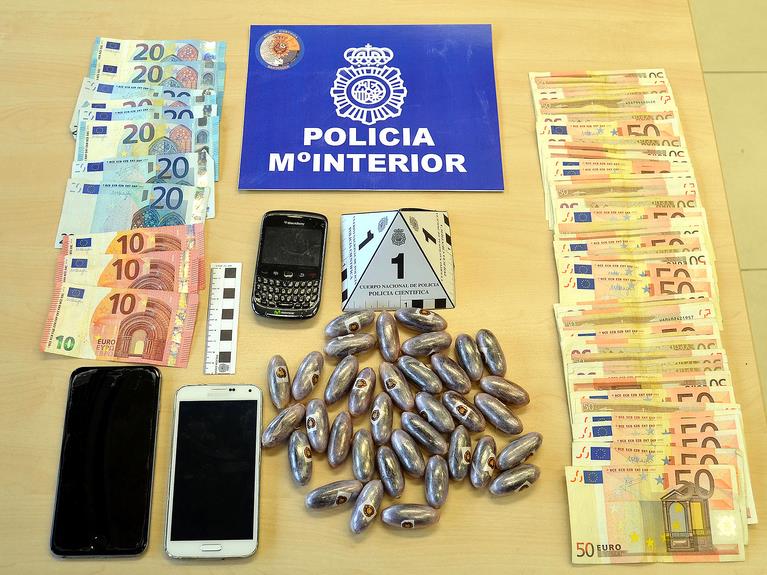 Drogas, dinero y otros objetos interceptados al detenido