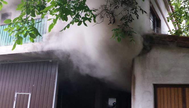 Bomberos del 112 extinguen un incendio en una vivienda en Saro