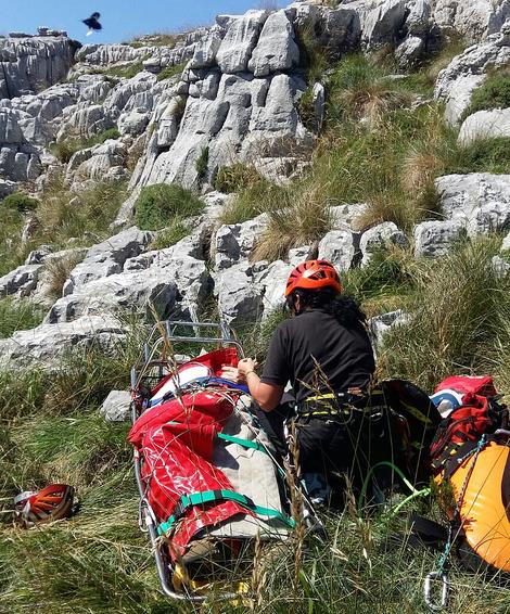 El helicóptero del Gobierno rescata a un hombre en el monte Ancillo