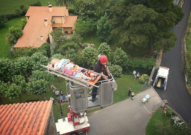 Rescatada una mujer accidentada en el campanario de la iglesia de Escalante