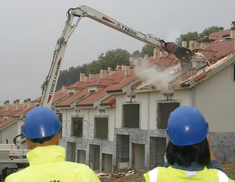 Comienza el derribo de las viviendas ilegales del Alto del Cuco / (C) CANTABRIA DIARIO