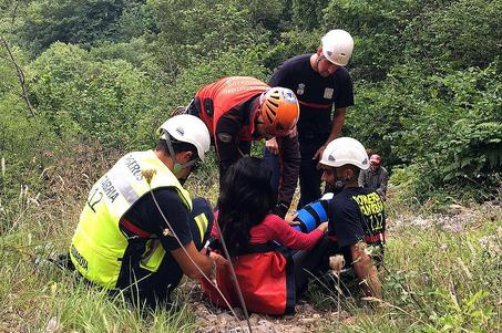 El helicóptero del Gobierno y bomberos del 112 rescatan a una senderista accidentada en La Hermida