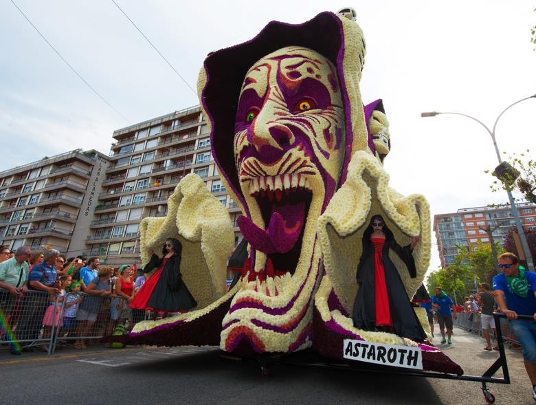 La carroza "Astaroth" gana la Batalla de Flores de Laredo