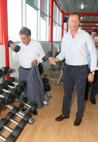 Miguel Ángel Revilla ha probado tanto las bicicletas estáticas como la cinta de correr, y también las pesas, acompañado de su Jefe de Gabinete, Guillermo Blanco. / Inaugurado el polideportivo de Requejada