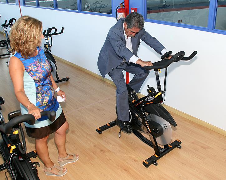 Miguel Ángel Revilla ha probado tanto las bicicletas estáticas como la cinta de correr, y también las pesas. / Inaugurado el polideportivo de Requejada