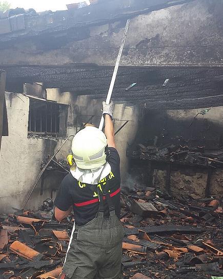 Se incendia una construcción anexa a una vivienda en Bárcena de Cicero