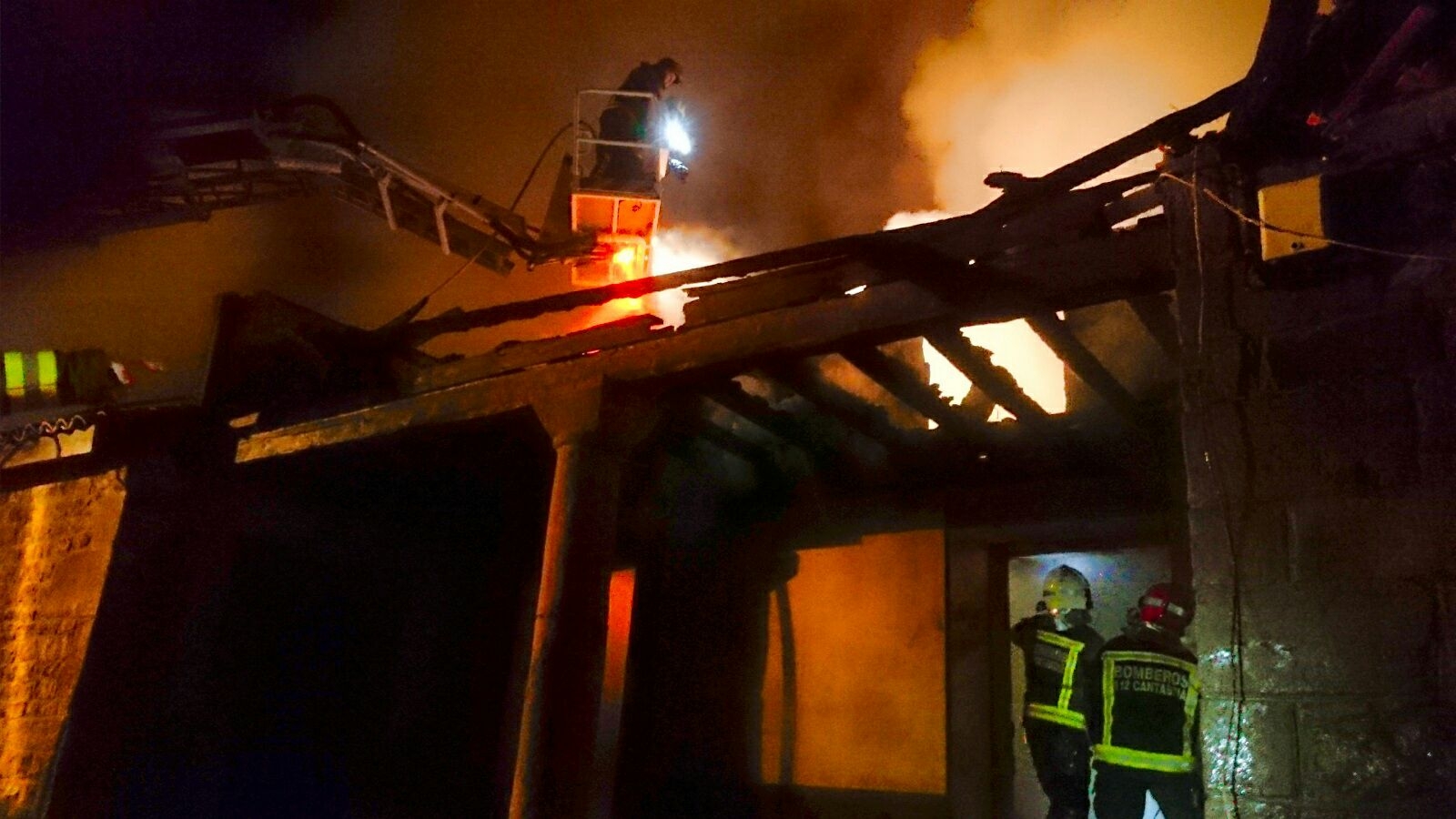 Un incendio quema una vivienda en Rioseco