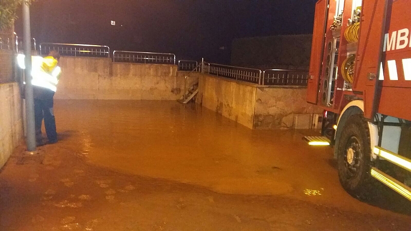 Bronca política entre Santander y Camargo a cuenta de la rotura de una tubería de agua en Muriedas