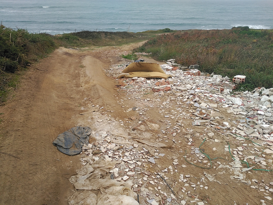  La Asociación Centinelas denuncia vertederos incontrolados en la costa de Santander