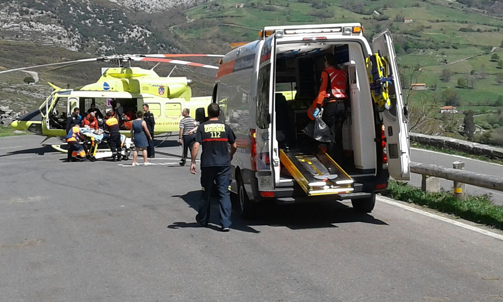 El helicóptero del Gobierno de Cantabria evacúa a un ciclista accidentado en el Puerto de La Sía