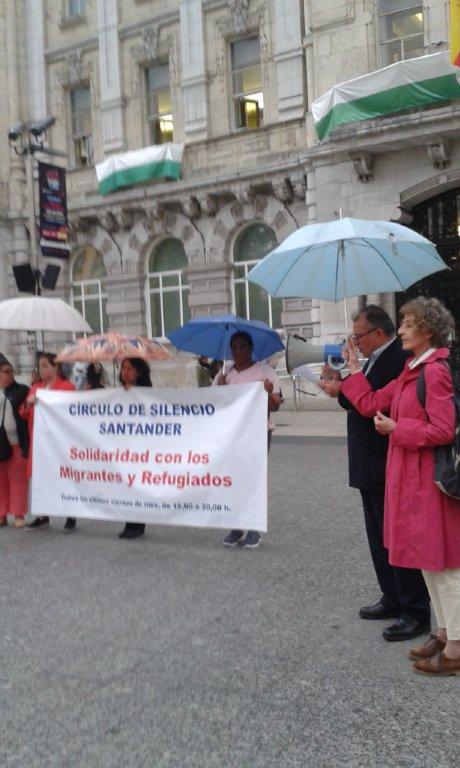  La Plaza del Ayuntamiento acogió el «Círculo de silencio», en solidaridad con los inmigrantes y refugiados