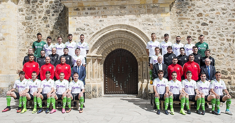  El Racing celebró el Año Jubilar Lebaniego con su foto oficial en el Monasterio de Santo Toribio