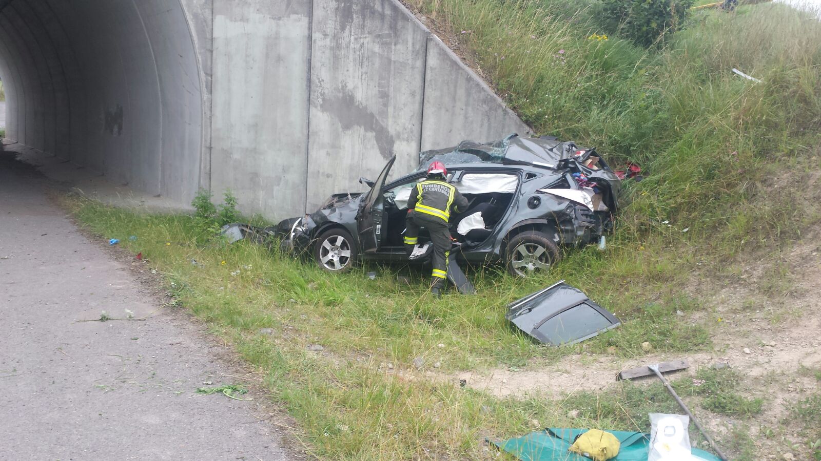 Un hombre ha fallecido y una mujer se encuentra herida grave tras salirse con su coche de la vía en la A67