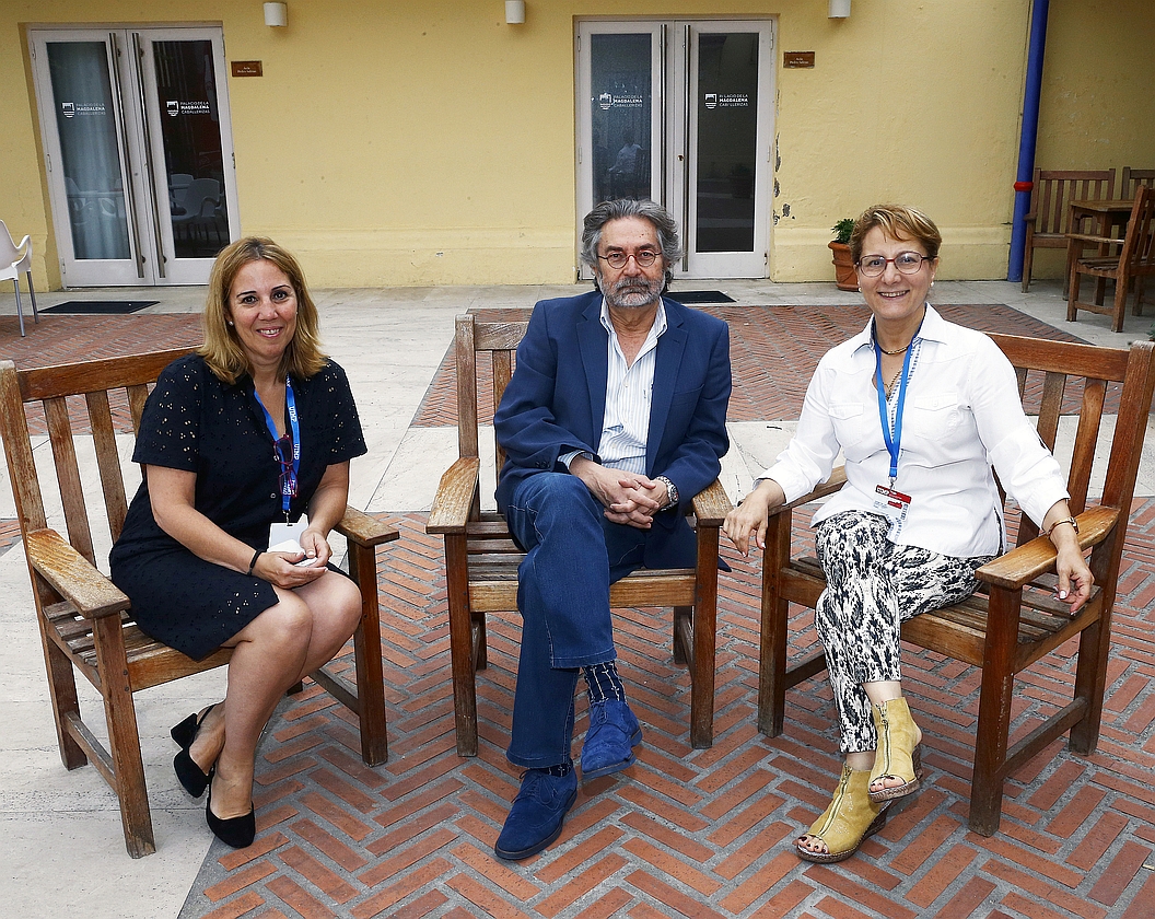 Dolores Gallardo, presidenta de la Asociación de la Prensa de Cantabria, Antonio Rubio, director del Máster en Periodismo de Investigación, Datos y Visualización de la Universidad Rey Juan Carlos y El Mundo y Elsa González, presidenta de la Federación de Asociaciones de Periodistas de España. Foto crédito: UIMP / Esteban Cobo