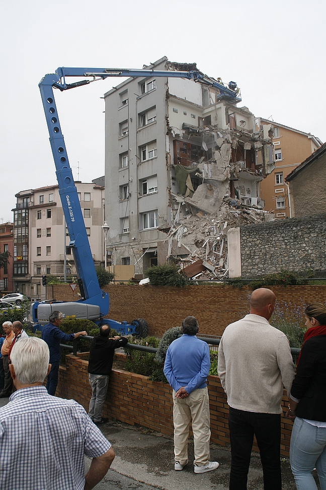 Doce familias afectadas por el derrumbe del número 57 de la calle del Sol ya han recibido las ayudas de emergencia