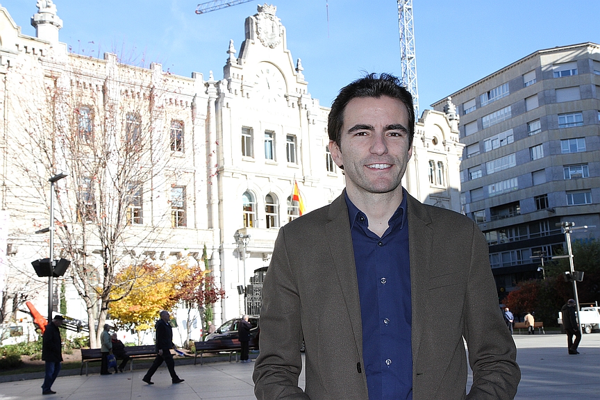 Pedro Casares - El PSOE pide al PP que “tome ejemplo” de las peñas de Semana Grande y combata la pobreza en Santander