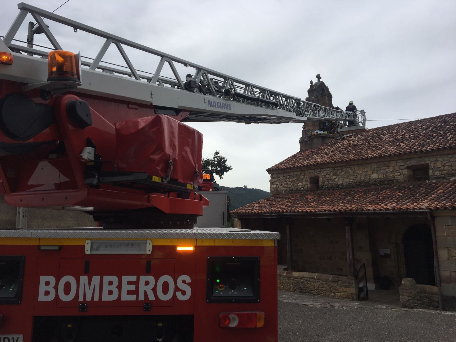 Herido un hombre por explosión de material pirotécnico en el campanario de la iglesia de Villasevil