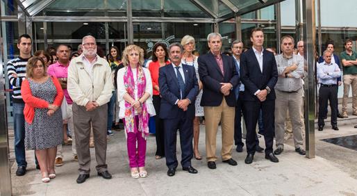 Revilla: “La manera de acabar con los terroristas es mantener la unidad de todas las fuerzas políticas” - Imagen de la concentración silenciosa en el exterior de la sede de Peña Herbosa (Foto: Raúl Lucio)