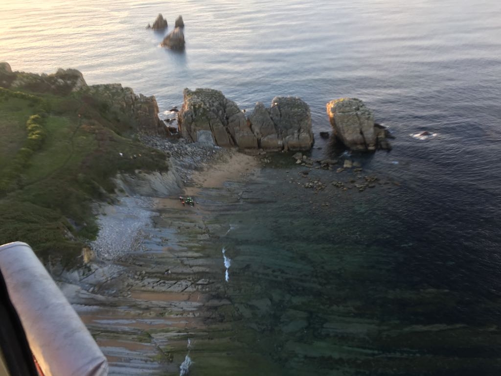 Rescatado un hombre caído por los acantilados de la playa de Cerrias