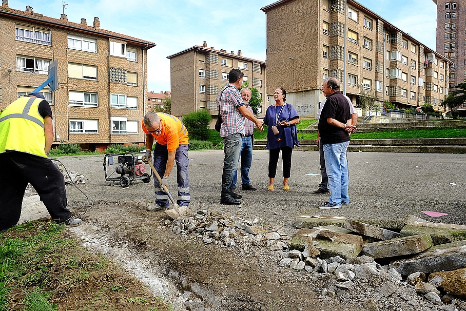 El Ayuntamiento acondiciona una pequeña plaza y un aparcamiento en la calle Cardenal Herrera Oria